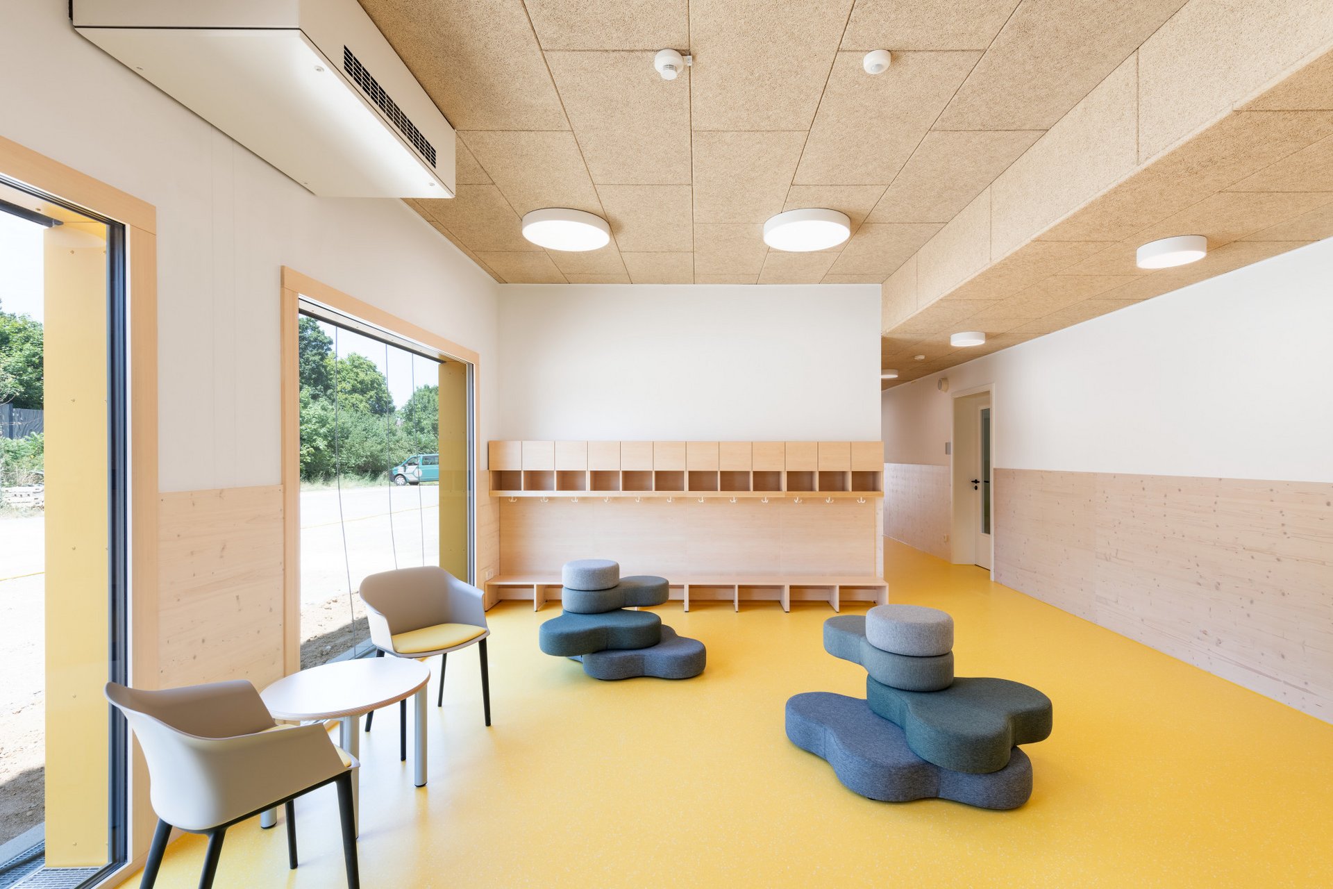 Innenansicht eines Zimmers, mit Garderobe und Möbeln aus hellem Holz