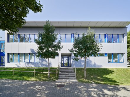 Kindergarten Erbslet, Villigen - 2-geschossiger Kindergarten in Holz-Elementbauweise und blau gefärbten Holz-Metallfenster