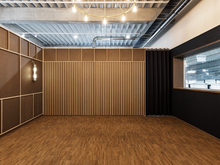 Swiss Shrimp, Rheinfelden - Innenansicht der Raum-in-Raum-Lösung mit Holzakzenten und Fenster mit Blick auf die Shrimps Becken