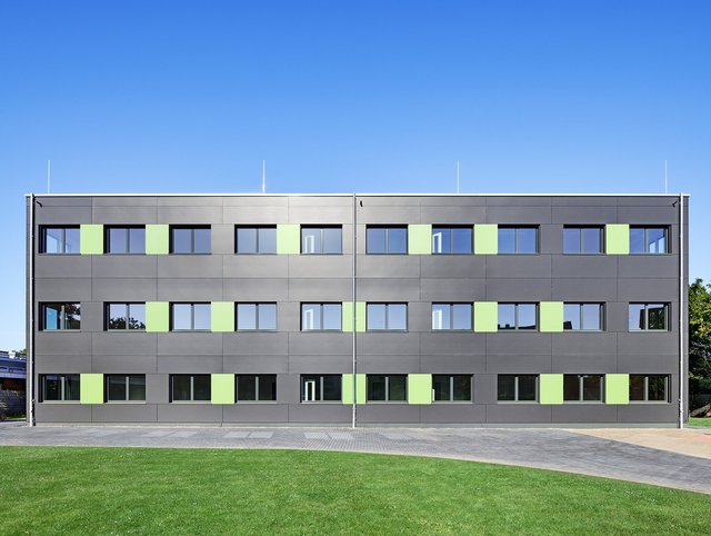 Europaschule, Kamp-Lintfort - Vorderseite des grau grünen Gebäudes. 