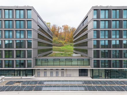 Park InnovAARE, Villigen - Frontalansicht auf das Gebäude mit dunkler Fassade Park InnovAARE, Villigen - Frontalansicht auf das Gebäude mit dunkler Fassade