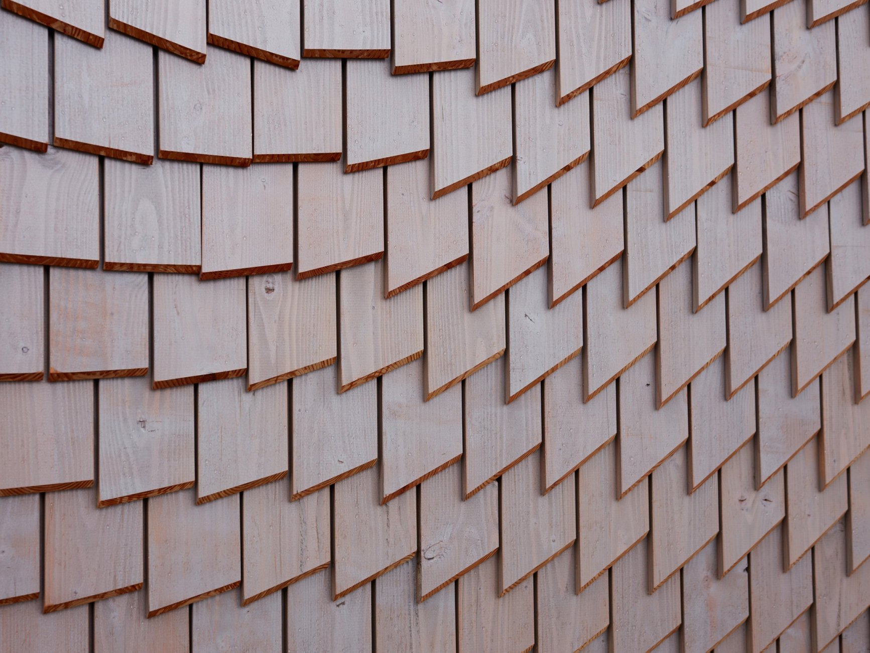 Geradlinige Parametrische Fassade aus Holz; Schindelfassade