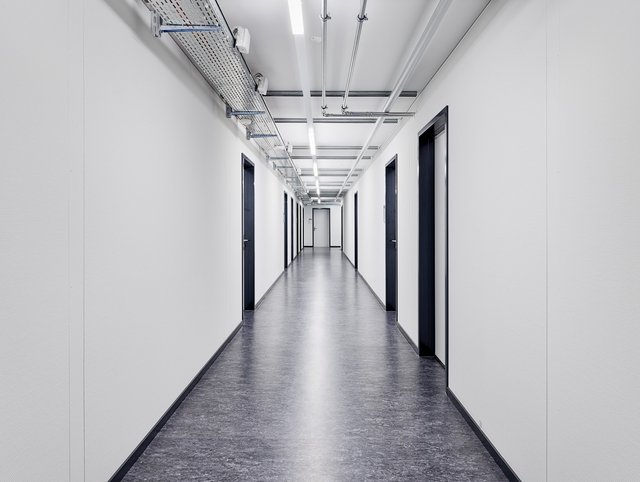 See-Spital, Horgen - Heller Gang mit vielen Türen auf der linken und rechten Seite. 