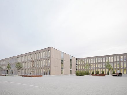Gymnasium Nord, Frankfurt am Main - 3-geschossige temporäre Schule aus 200 Holzmodulen und vertikal angelegten Holz-Metallfenster