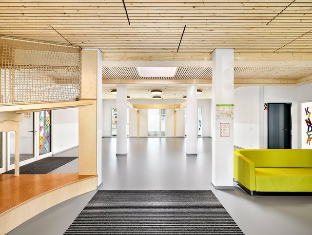 Kindertagesstätte, Mainleus - Heller Eingangsbereich mit Spielecke aus Holz