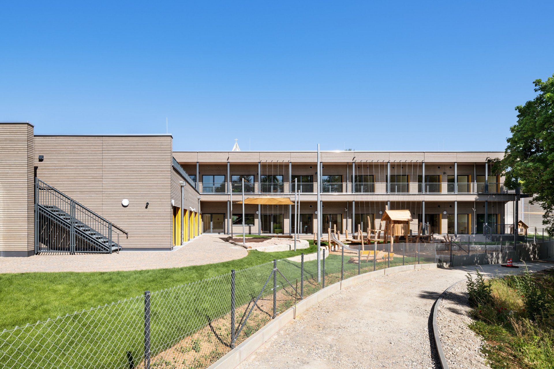 Aussenansicht frontal mit Spielplatz