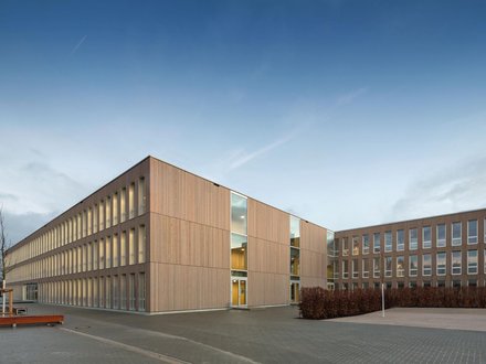 Gymnasium Nord, Frankfurt am Main - Eckansicht einer 3-geschossigen temporären Schule aus 200 Holzmodulen