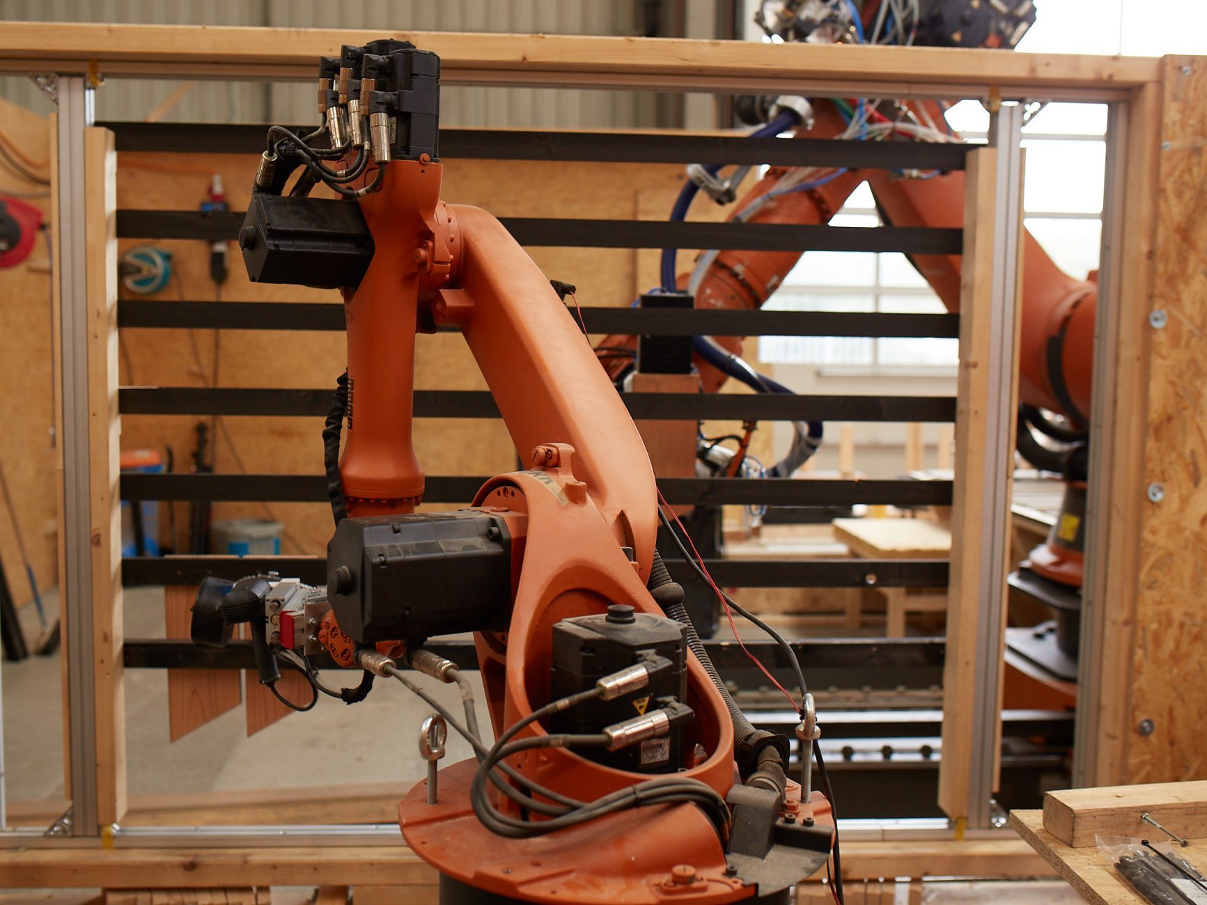 2 Roboter fertigen eine parametrische Fassade