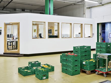 Marinello, Zürich - Aussenansicht Raum-in-Raum-Lösung mit weisser Fassade, platziert in bestehender Industriehalle