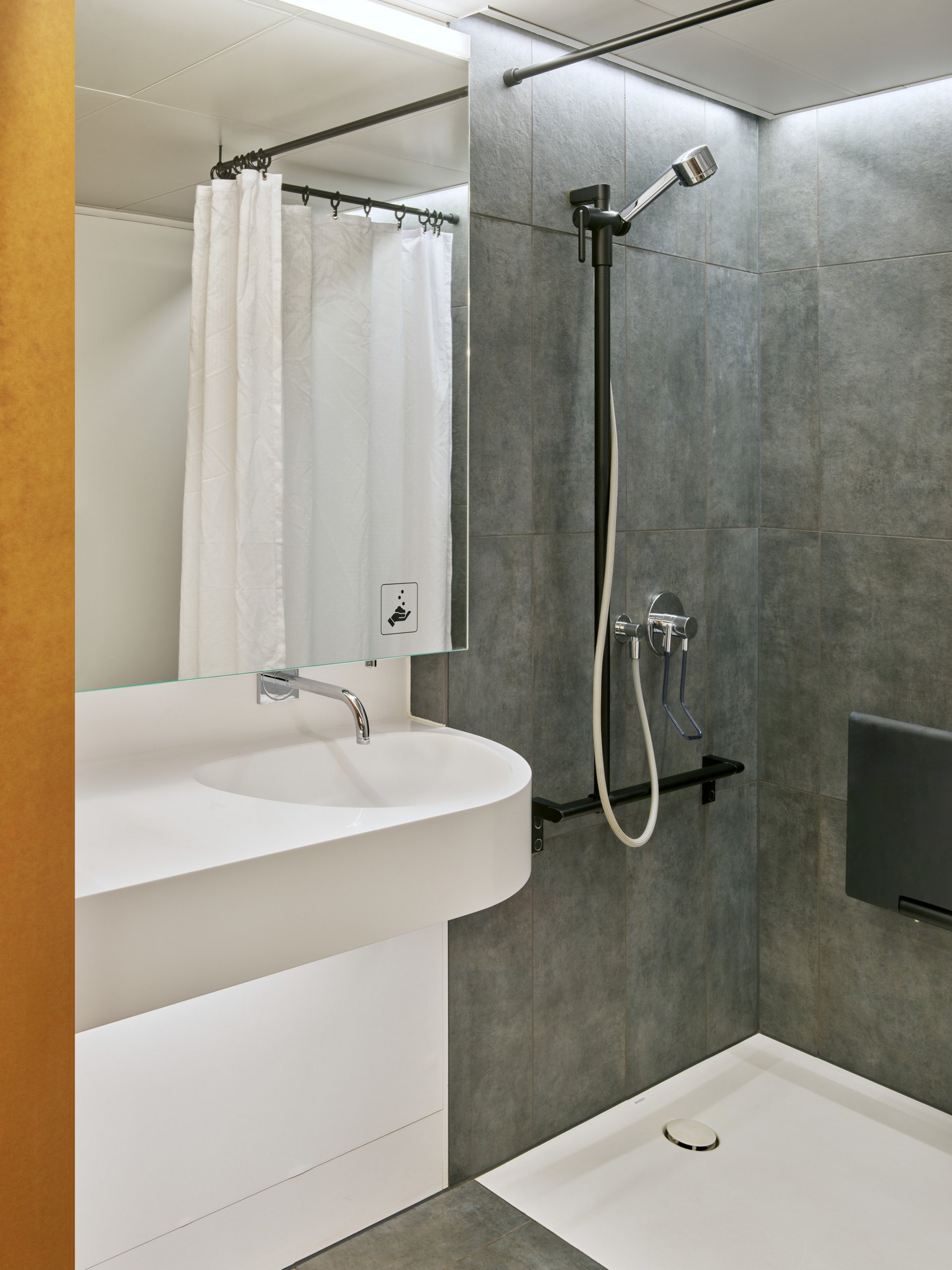 Ansicht einer Duschkabine als Teil des Waschtischmoduls 