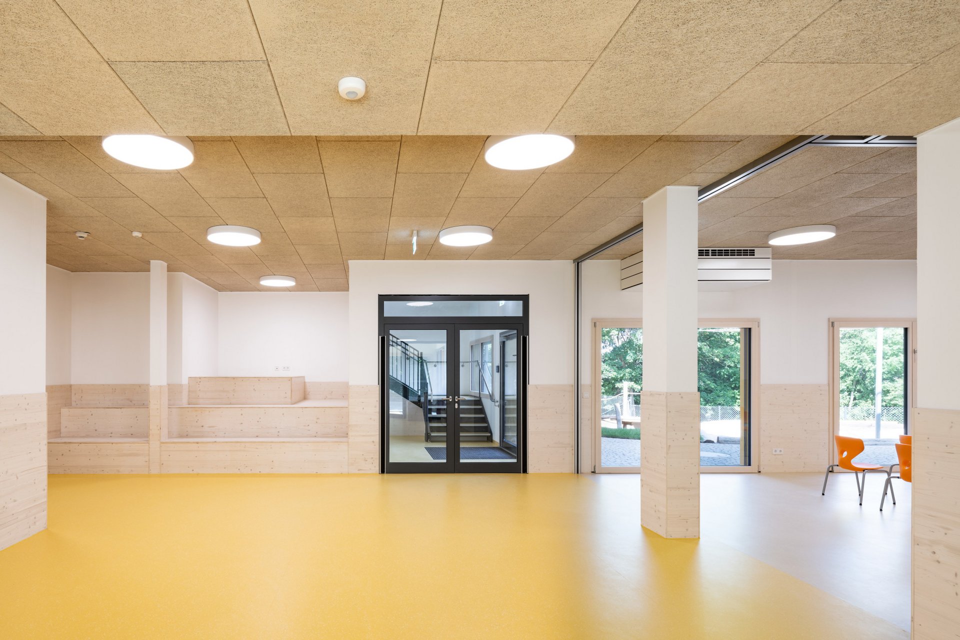 Innenansicht der Einganstüre mit Aula