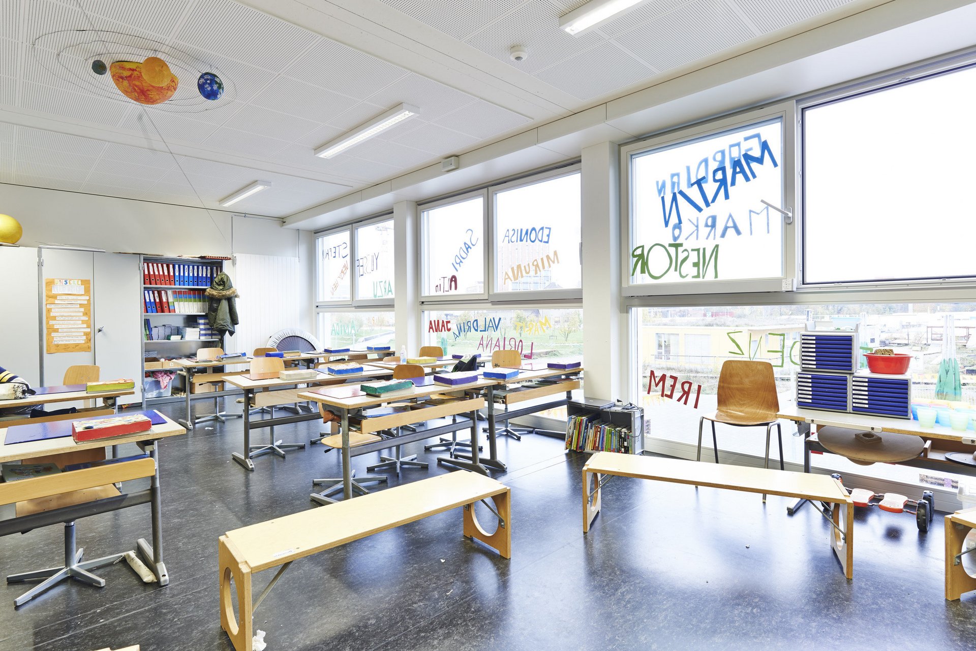 Lichtdurchflutetes ausgestattetes Klassenzimmer mit 3 gleich grossen Fensterelementen