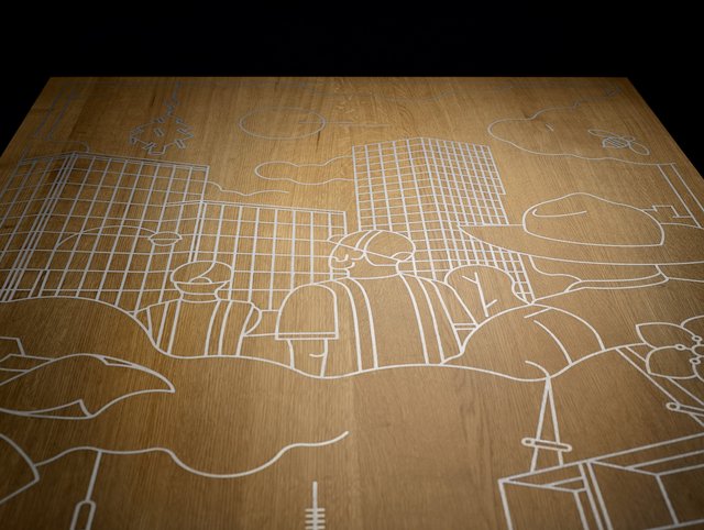 ERNE Jubiläumstisch Grosser Holztisch mit eingravierter Firmengeschichte in Zinnguss