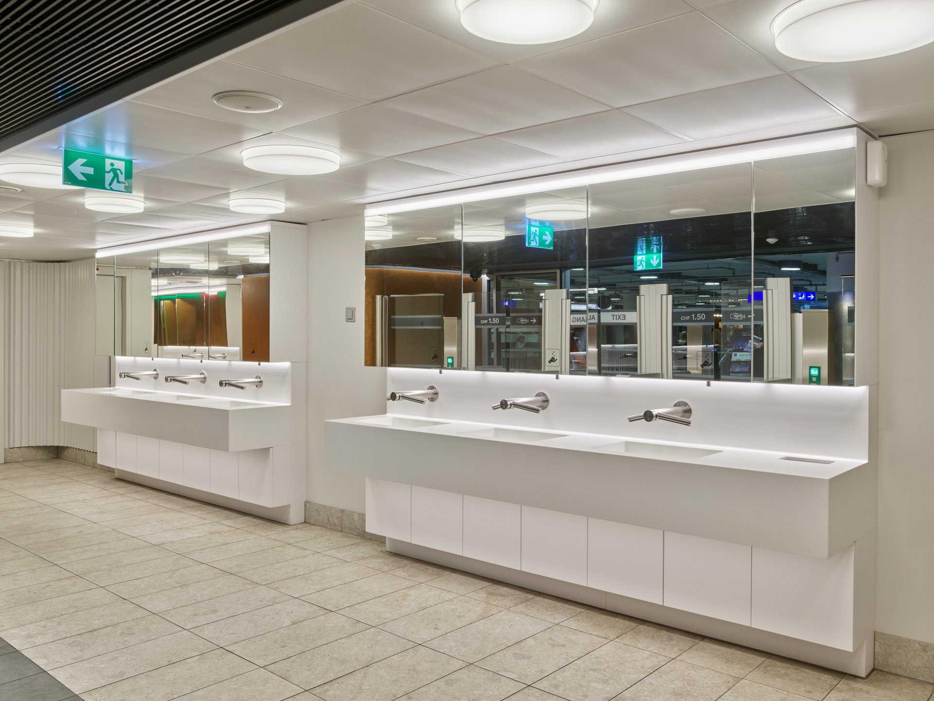 Ansicht der Waschtische über Eck mit Spiegel