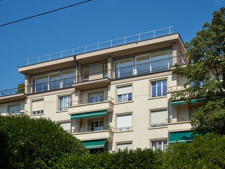 Général Guisan, Pully - Aufstockung auf bestehendes Gebäude in der gleichen Farbe mit raumhohen Fenstern