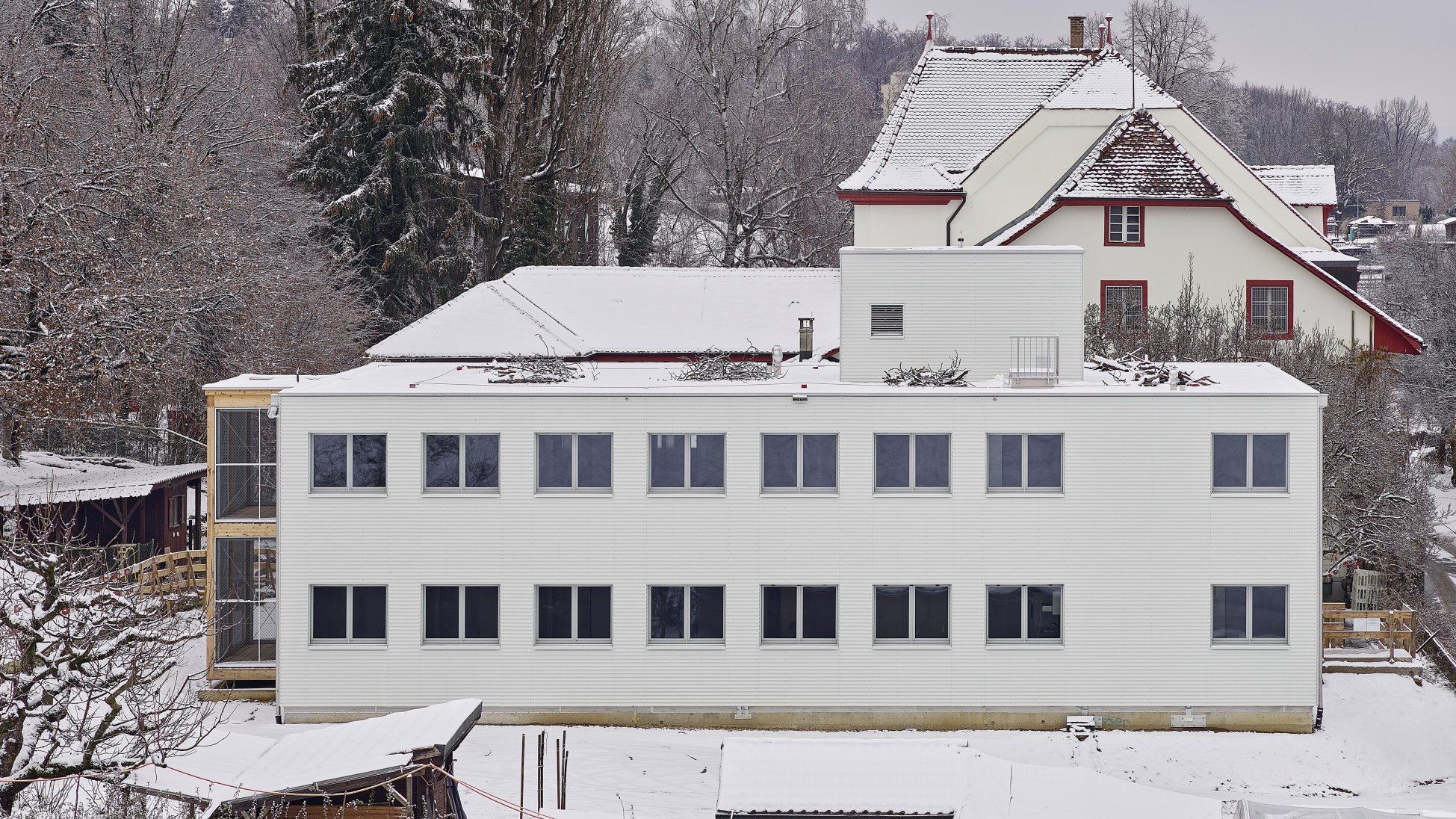 Klosterfiechten, Basel - Hintere Ansicht des Gebäudes in Winterlandschaft. 