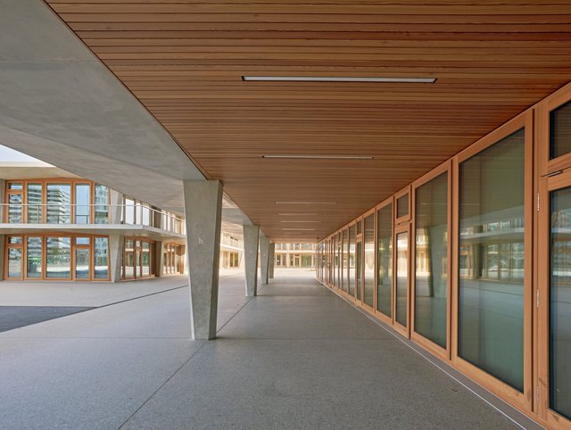 Les Vergers, Meyrin Les Vergers, Meyrin - Äussere Dachunterseite mit europäischer Lärche verkleidet.