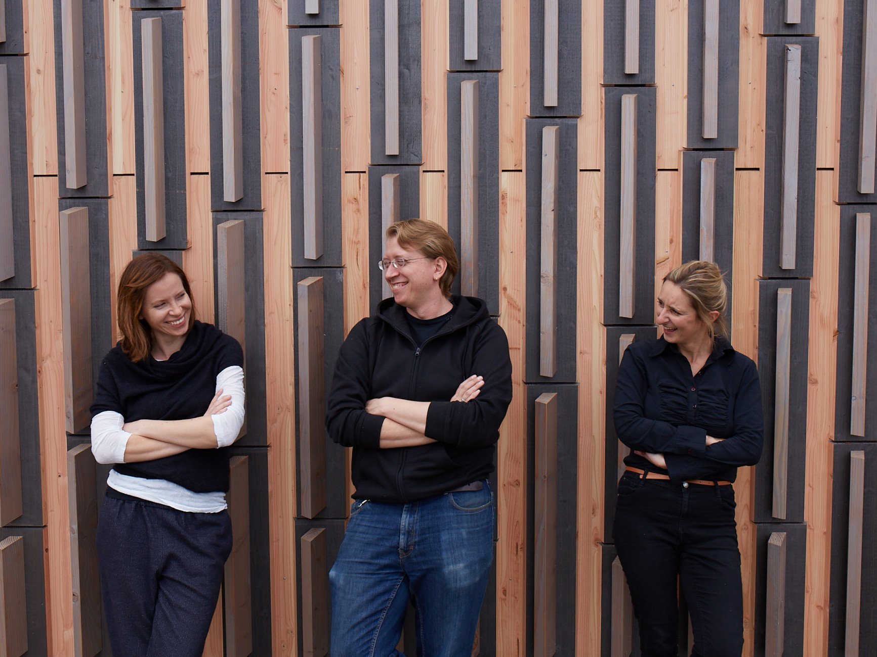 Forschungsteam vor einer parametrischen Fassade