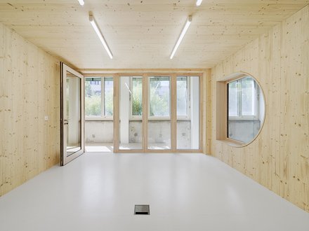 Raumboxen, Basel - Innenansicht Raumbox mit Fensterfront.