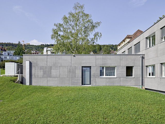 See-Spital, Horgen - Einstöckiges graues Gebäude von aussen. 