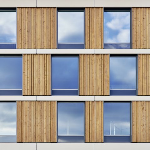 Kantonsspital, Baden - Frontalansicht auf die Holzfassade mit Fenstern. 