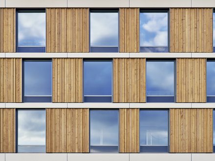 Kantonsspital, Baden - Frontalansicht auf die Holzfassade mit Fenstern.  Kantonsspital, Baden - Frontalansicht auf die Holzfassade mit Fenstern.