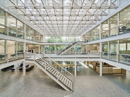 Erweiterungsbau ERNE, Stein - Blick von Innenbalkon auf die andere Seite mit freistehenden Treppe, Fachwerkstruktur im Dach und grossen Fenstern, Blick über alle 3 Stockwerke Erweiterungsbau ERNE, Stein - Blick von Innenbalkon auf die andere Seite mit freistehenden Treppe, Fachwerkstruktur im Dach und grossen Fenstern, Blick über alle 3 Stockwerke