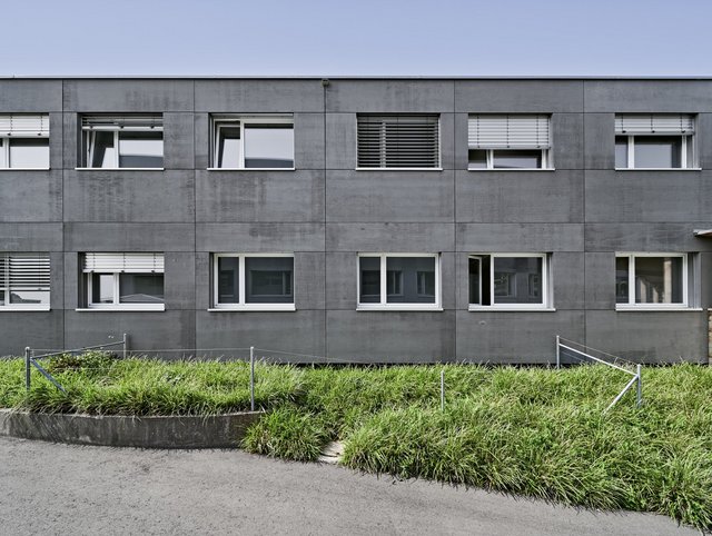See-Spital, Horgen - Aussenansicht auf Gebäude mit dunkler Fassade und Grünanlage