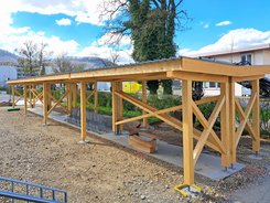 Lernende realisieren einen Velounterstand