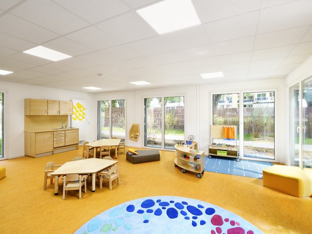 Kindertagesstätte, Schweinfurt - Grosses lichtdurchflutetes Spielzimmer mit moderner Innenausstattung