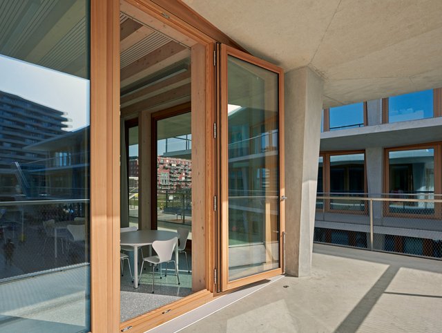 Les Vergers, Meyrin Les Vergers, Meyrin - Spezielle nach aussen öffnende Fenster und Türen, aus europäischem Lärchenholz, auf dem Balkon.