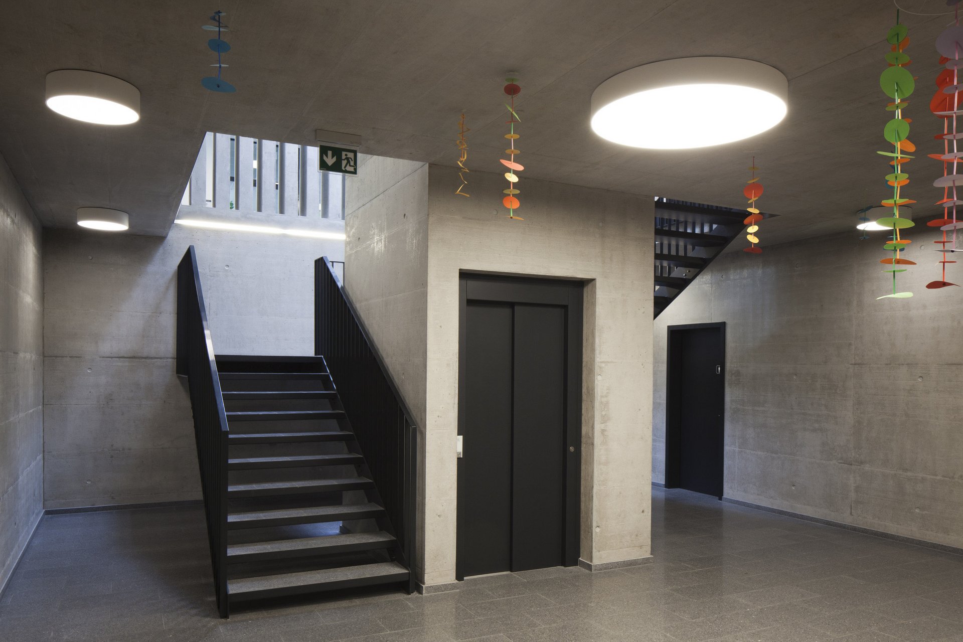 Treppenhaus und Lift in Schulgebäude in modernem Stil