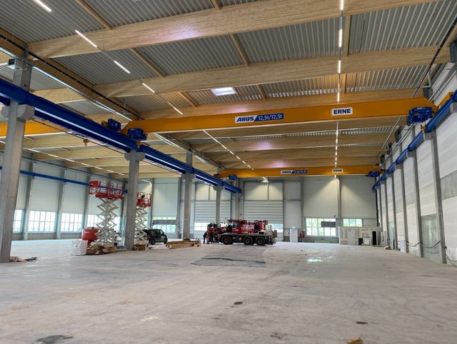 ERNE Produktionshalle mit neuem Hallenkran