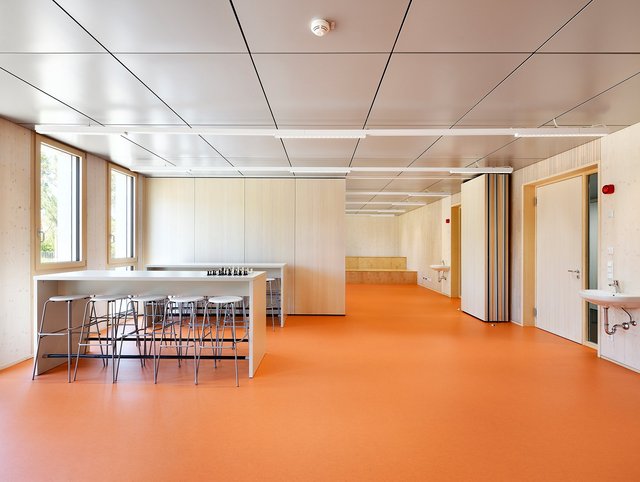 Gymnasium Nord Bauabschnitt 2, Frankfurt - Innenansicht Klassenzimmer mit orangenem Boden und hellem Holz