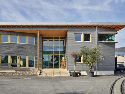 Baumschule Zulauf, Schinznach-Dorf - Frontalansicht Gesamtgebäude mit grauer Fassade