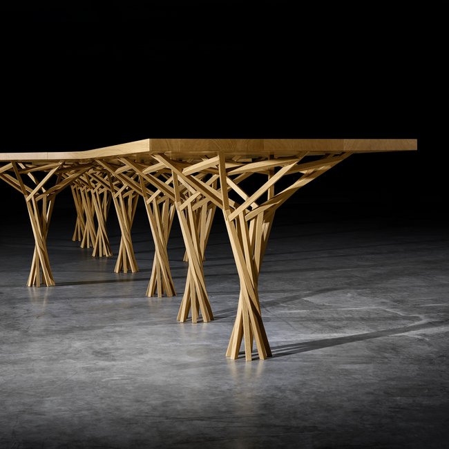 Langer Holztisch mit 9 filigranen Holzbeinen in parametrischem Design