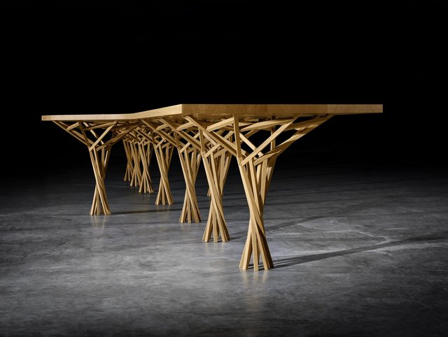 ERNE Jubiläumstisch Langer Holztisch mit 9 filigranen Holzbeinen in parametrischem Design