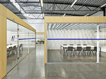 Indoorlösung SKAN, Allschwil - Frontalansicht Indoorlösung mit SItzungszimmerausstattung