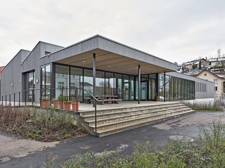 Kindergarten, Kaisten - graue Fassade und Südseitig vorgelagerte Pergola mit Beschattungslamellen