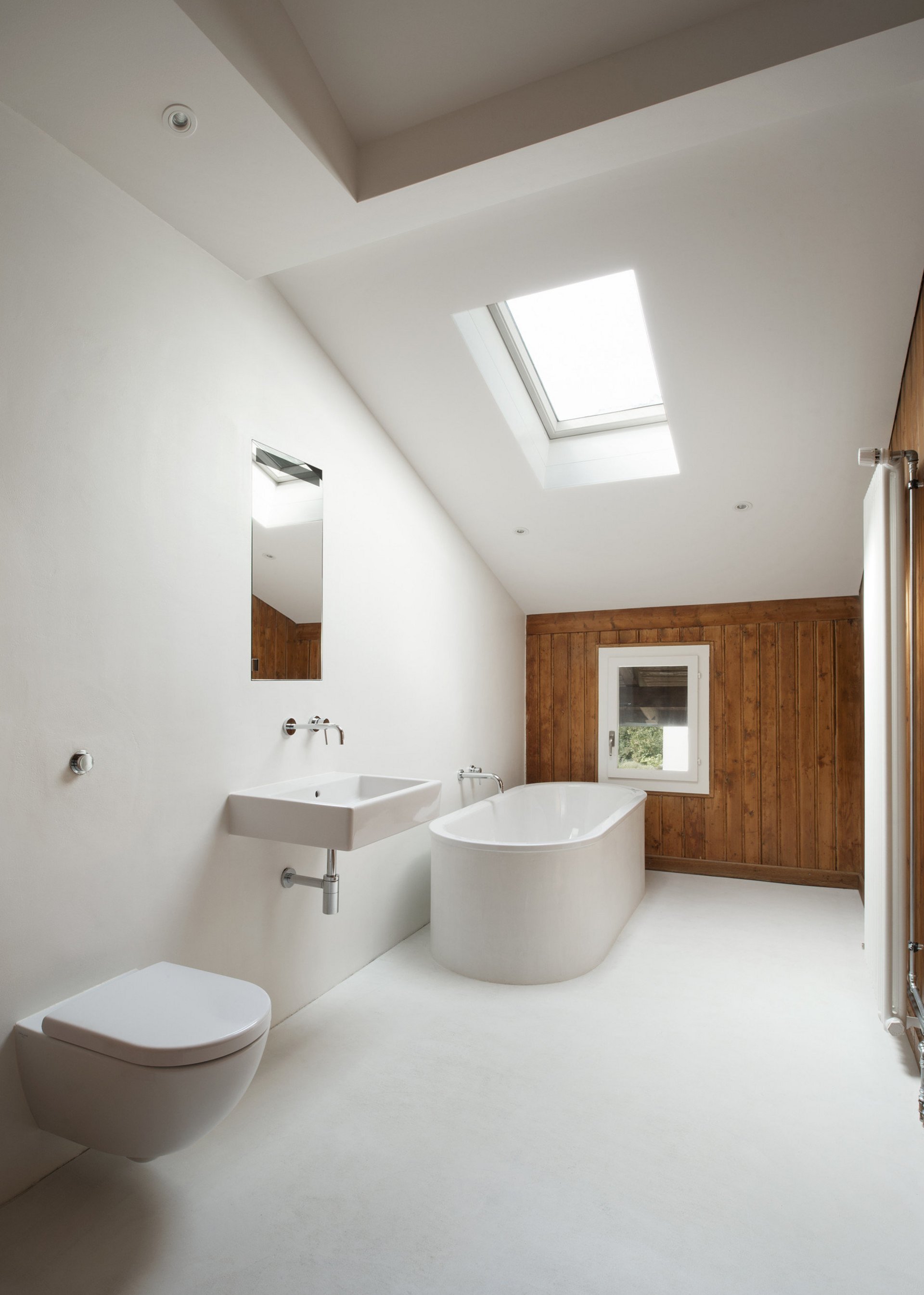 modernes, helles und schlichtes Badezimmer mit Dachschräge