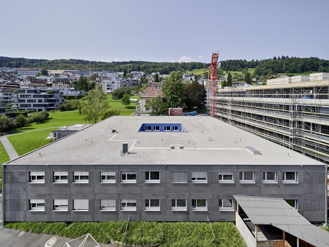 See-Spital, Horgen - 2 stöckiges Modulbauprovisorium mit grosszügigen Fenstern und einem Innenhof