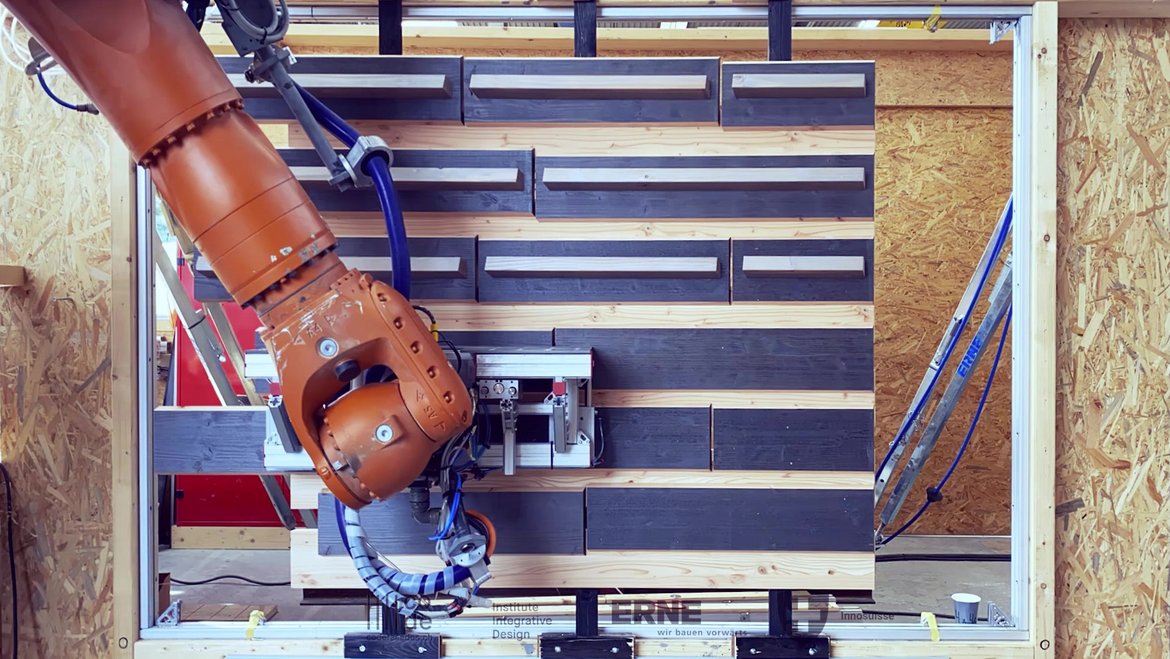 Roboter platziert Holzbalken für eine parametrische Fasade