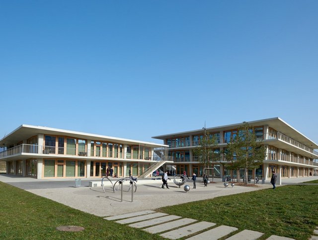 Les Vergers, Meyrin Les Vergers, Meyrin - Blick auf die beiden Gebäude mit Spielplatz.