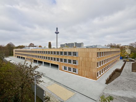 Schulcampus Westend, Frankfurt am Main - Eckansicht einer Schule aus Holz-Beton-Hybridmodulen