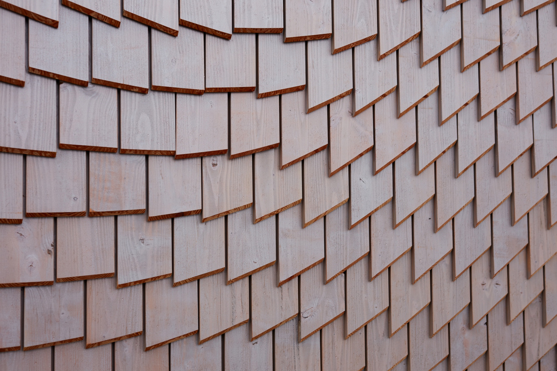 Parametrische Fassade Geradlinige Parametrische Fassade aus Holz; Schindelfassade