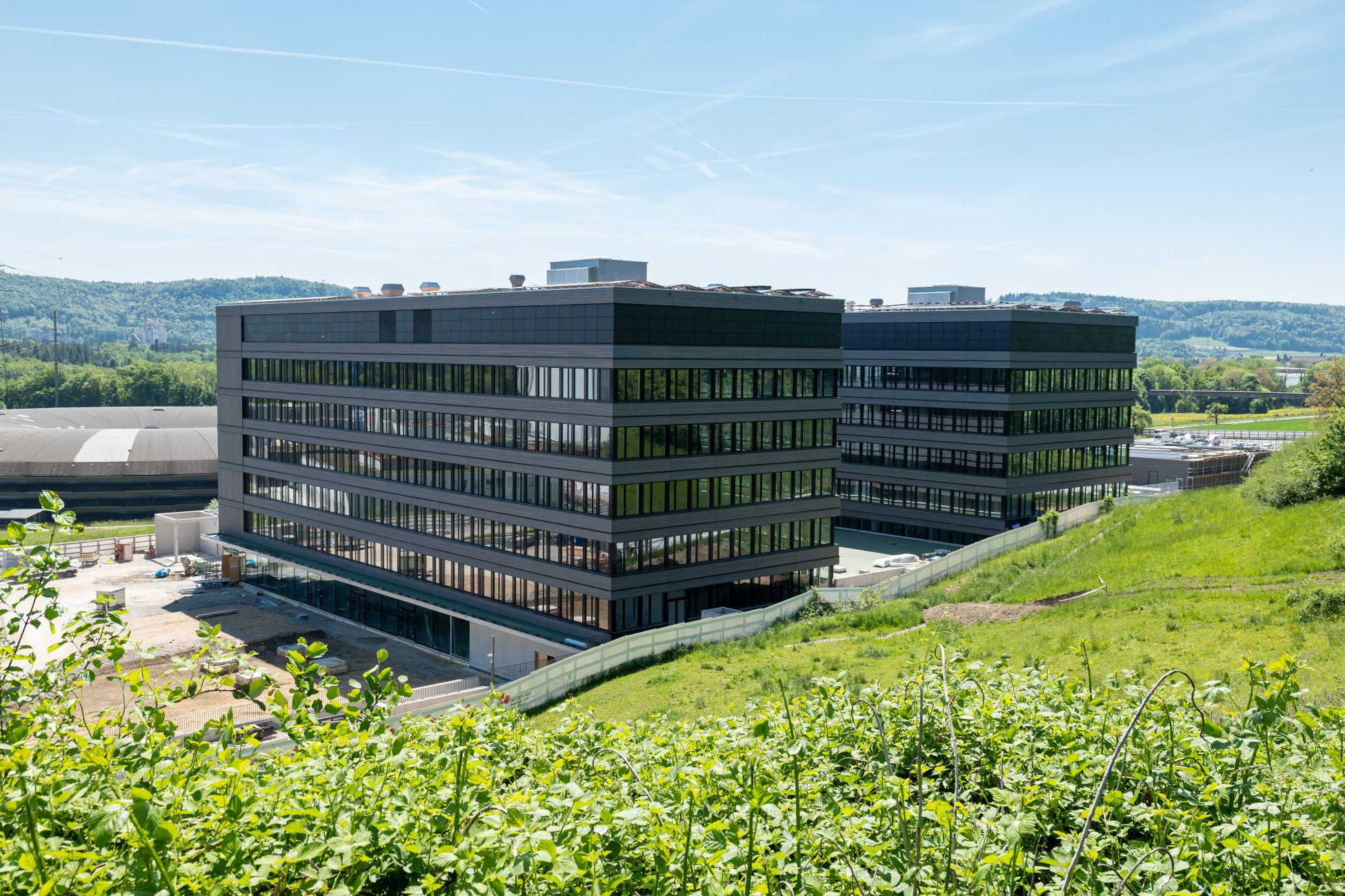 Zwei grosse Forschungskomplexe in grüner Landschaft