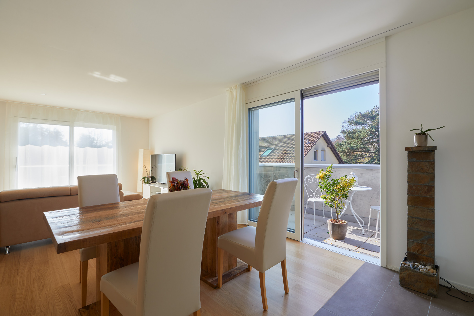 Innenansicht auf Esszimmer mit Fenstern 