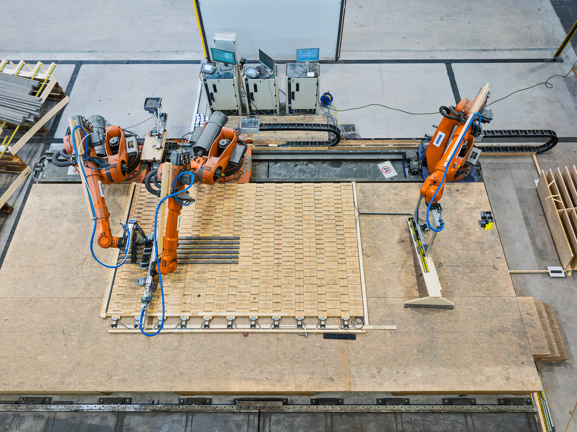 ERNE Fassadenroboter in orange fertigt ein Fassadenelement auf einer Schablone