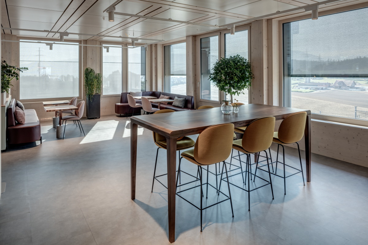 Suurstoffi 22, Risch-Rotkreuz - Heller Aufenthaltsraum mit moderner Einrichtung