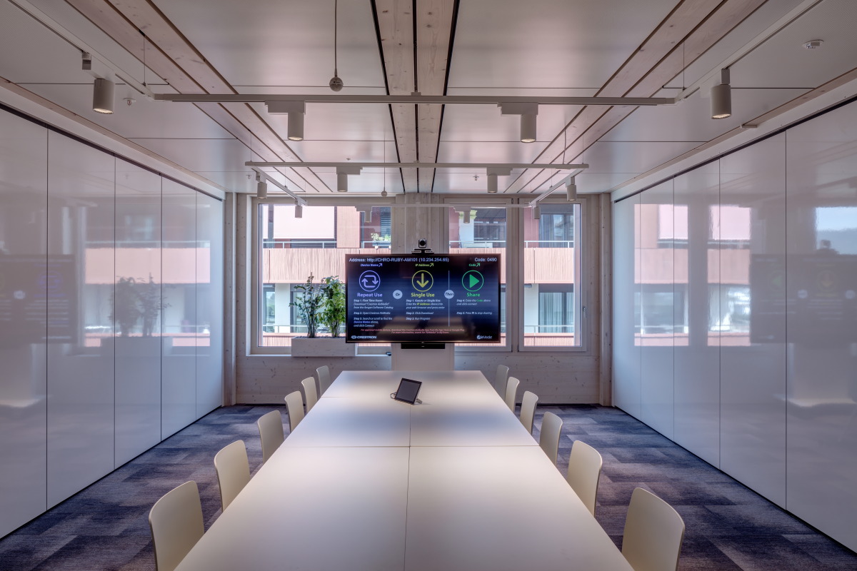 Suurstoffi 22, Risch-Rotkreuz - Moderner Besprechungsraum mit langem Tisch und grossem TV Bildschirm